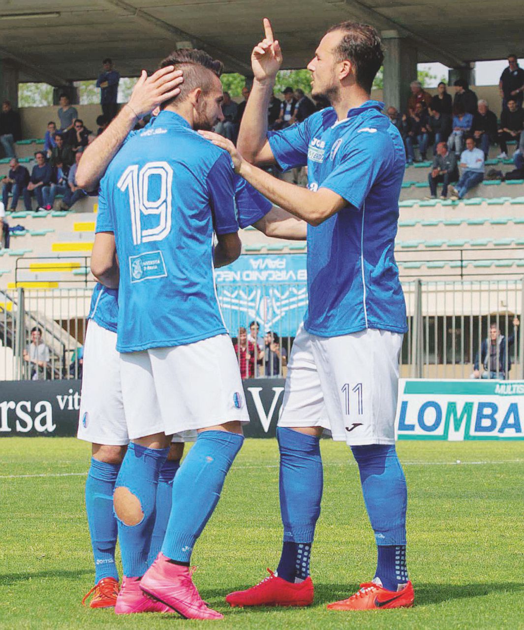 - Esultanza di giocatori del Pavia Calcio dopo un gol nella scorsa stagione L’amico dei boss si prende il Pavia e la politica tace