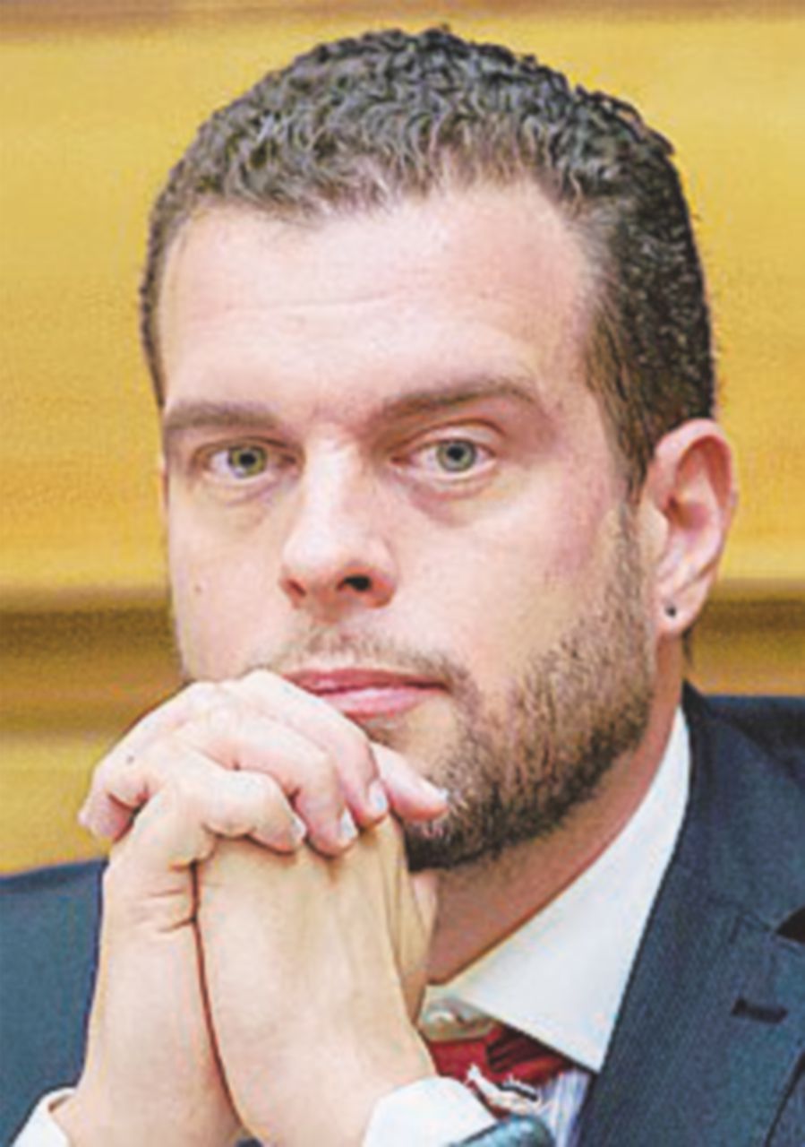 Adesso nel mirino il vicepresidente Vignaroli (M5S) Adesso nel mirino il vicepresidente Vignaroli (M5S)