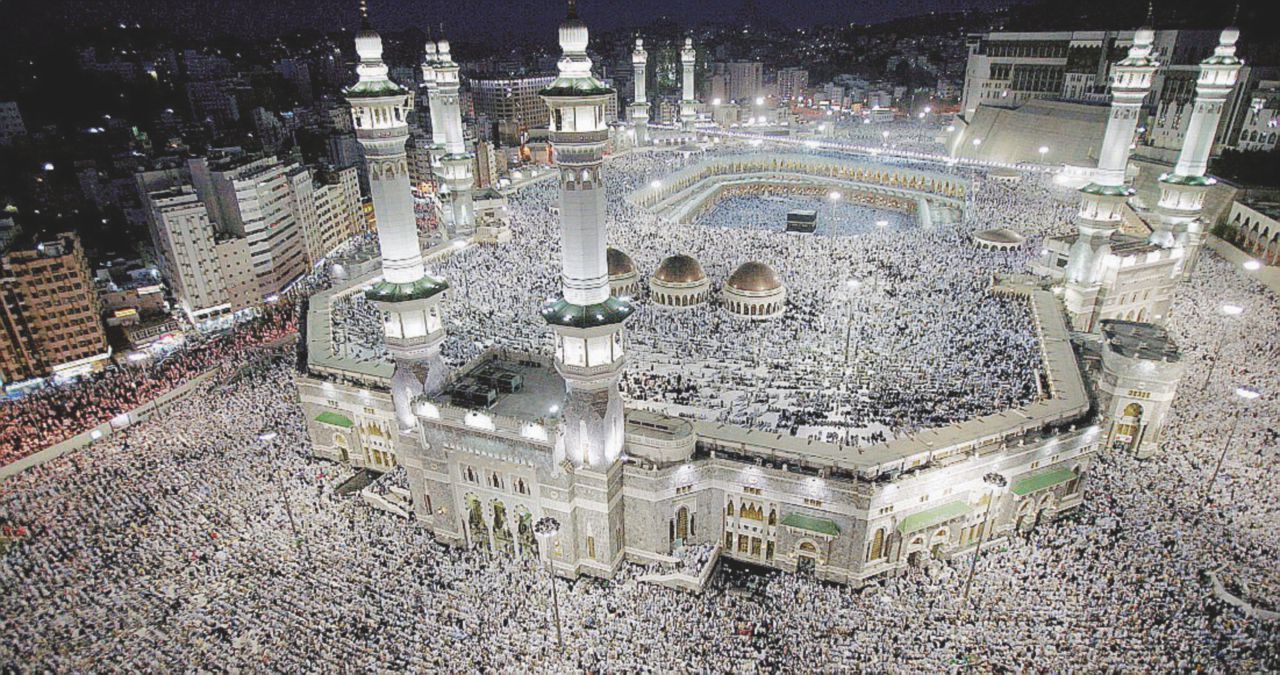 Il cuore della fede - Pellegrini affollano la Mecca durante l’hajj, che ogni buon musulmano deve compiere almeno una volta nella vita - Ansa Eid, la festa dell’uguaglianza musulmana