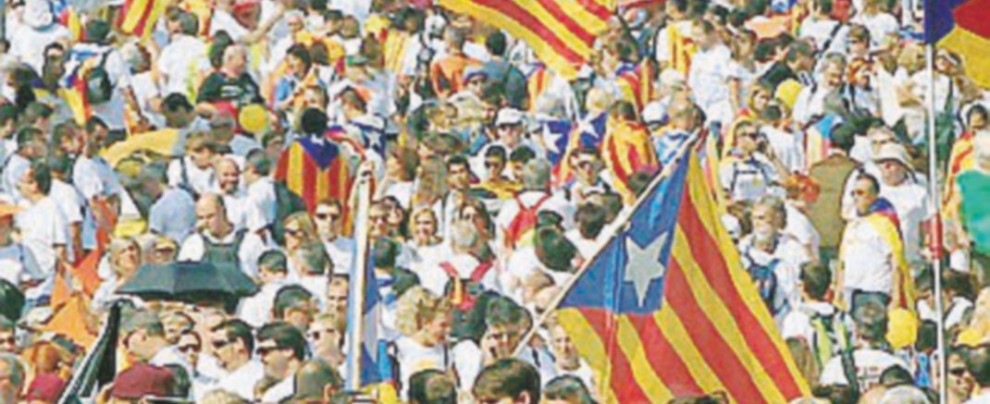Tradizione da 3 secoli - La Diada del 2015 - Ansa Senza governo a Madrid. A Barcellona sfila l’orgoglio indipendentista