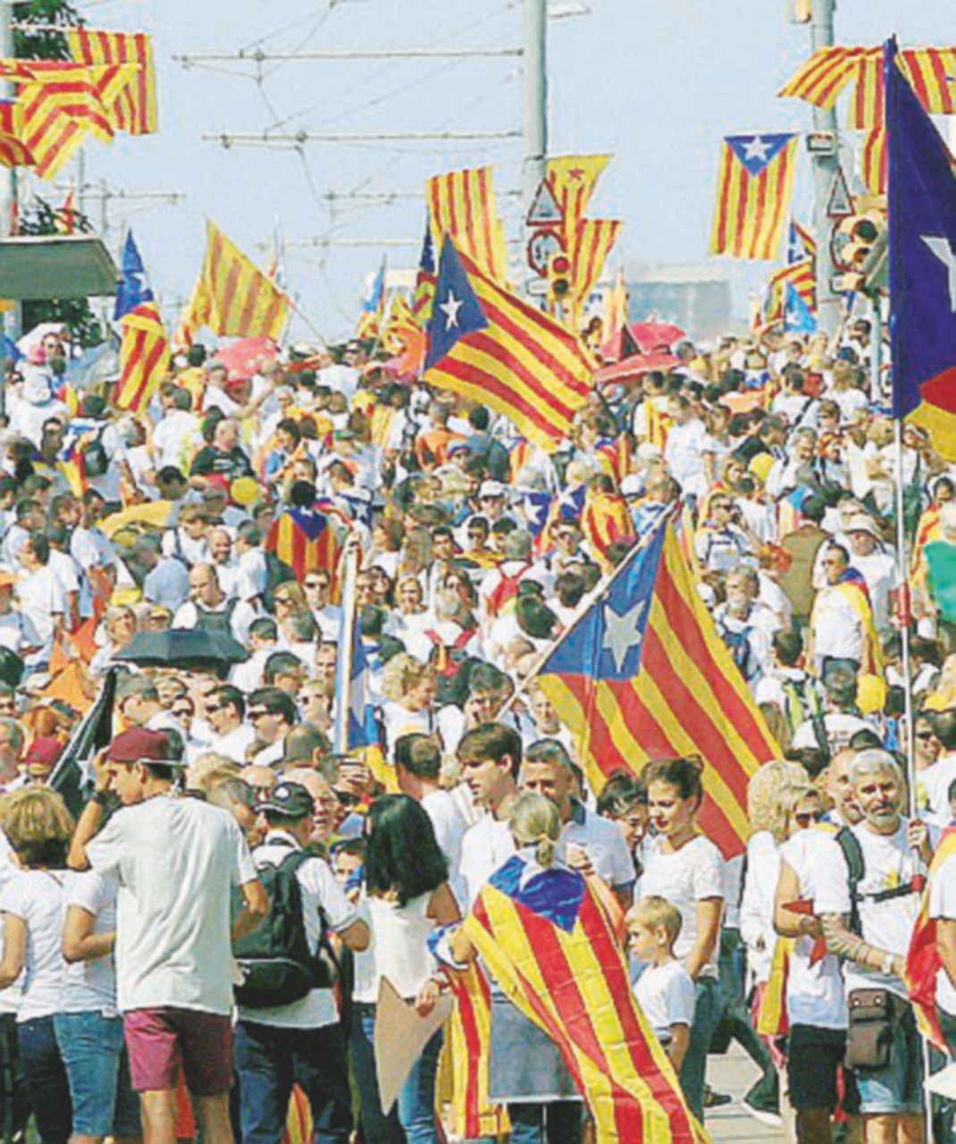 Tradizione da 3 secoli - La Diada del 2015 - Ansa Senza governo a Madrid. A Barcellona sfila l’orgoglio indipendentista