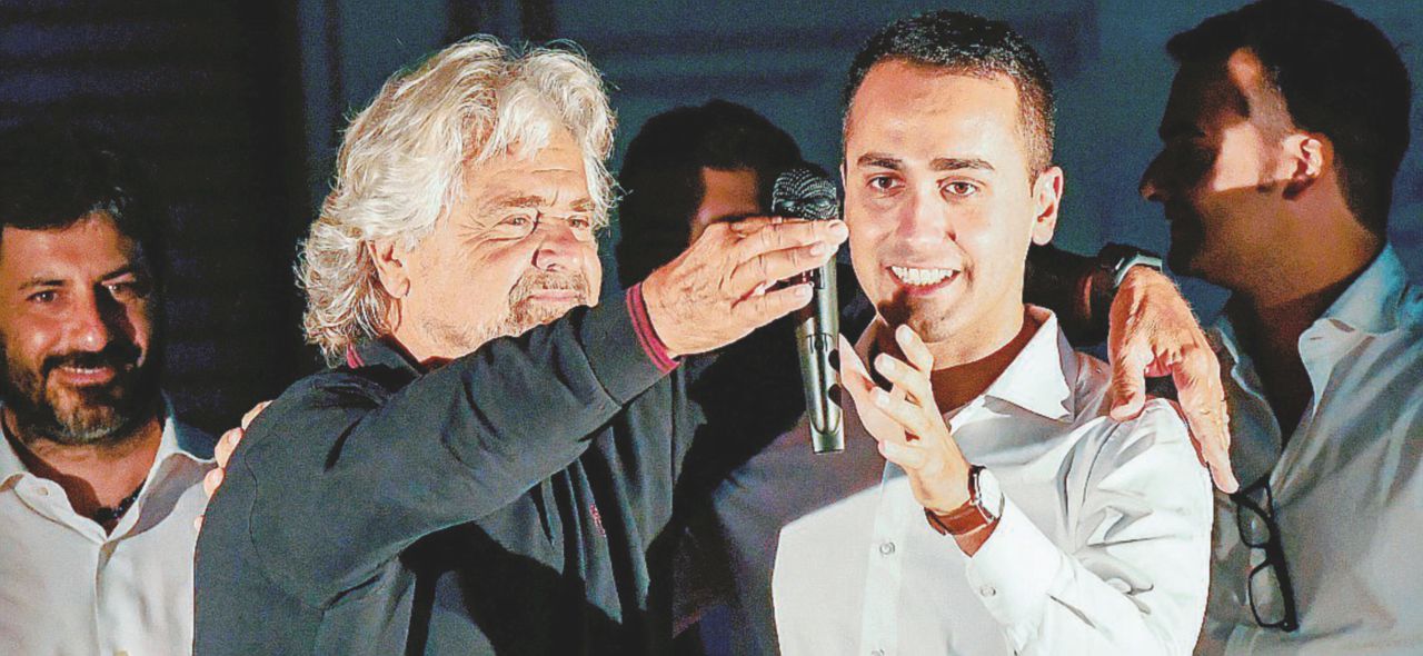 Beppe Grillo e Luigi Di Maio sul palco del comizio di Nettuno, dopo il caos Muraro. Sopra - Ansa Asse Grillo-Casaleggio. Si allarga la guida M5S, “alleggerito” Di Maio