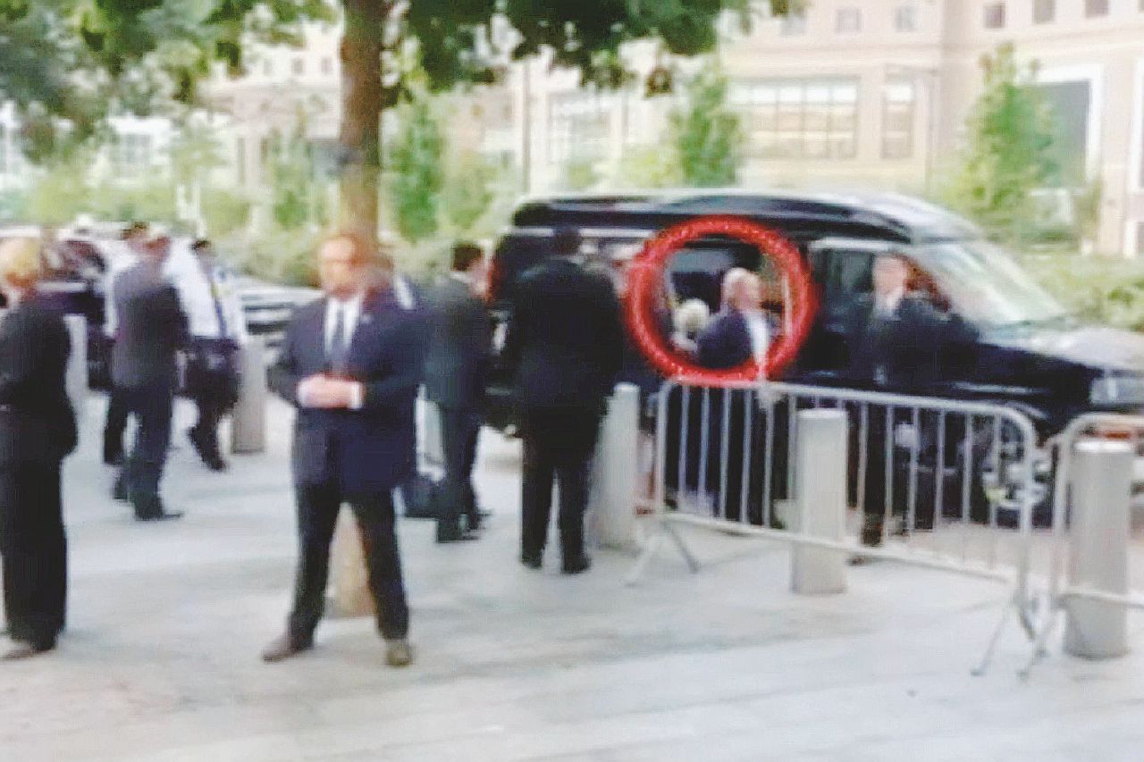 Manca- mento - Il momento in cui la Clinton si accascia sorretta dal suo entourage a New York - Ansa “Non pensavo fosse grave”. Hillary fa l’illusionista