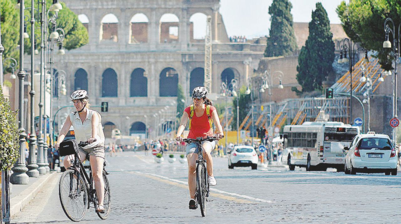 Un tour su due ruote - Il Grab prevede circa 90 attraversamenti di strade a viabilità ordinaria - LaPresse Roma a portata di bici: il progetto c’è ma è fermo