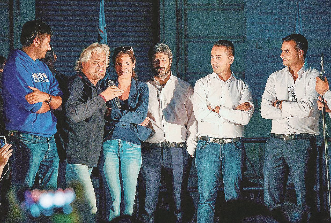 Beppe Grillo con i membri del Direttorio M5S sul palco di Nettuno, dopo la lite su Roma - Ansa M5s: protagonisti, sodali e nemici. Le truppe armate del Movimento