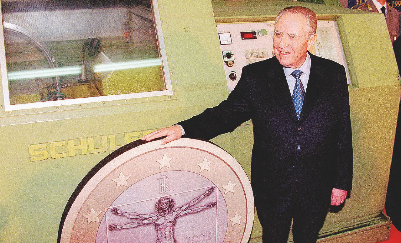 Nel 1998 al conio della moneta da un euro. A destra, con Mario Draghi nel 2011 - Ansa L’europeista che voleva salvare l’Italia da se stessa con il “vincolo esterno”
