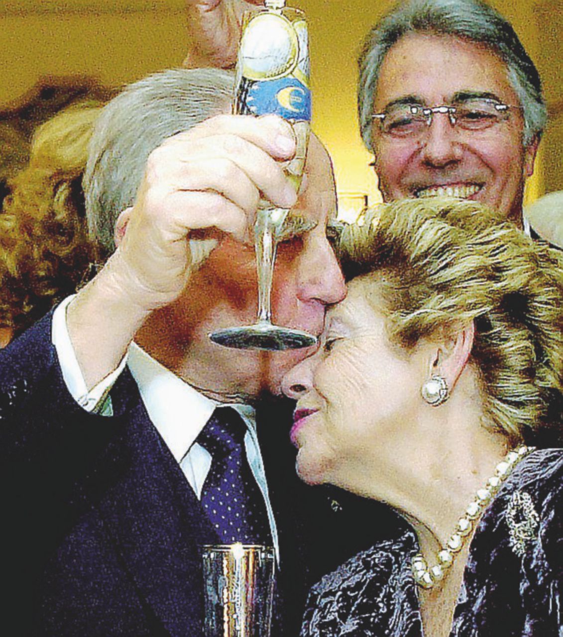 Con la moglie Franca al brindisi di Capodanno del 2002 e a Cefalonia nel 2001 - Ansa Azionista, credeva nella Resistenza. E la Carta era la sua Bibbia civile