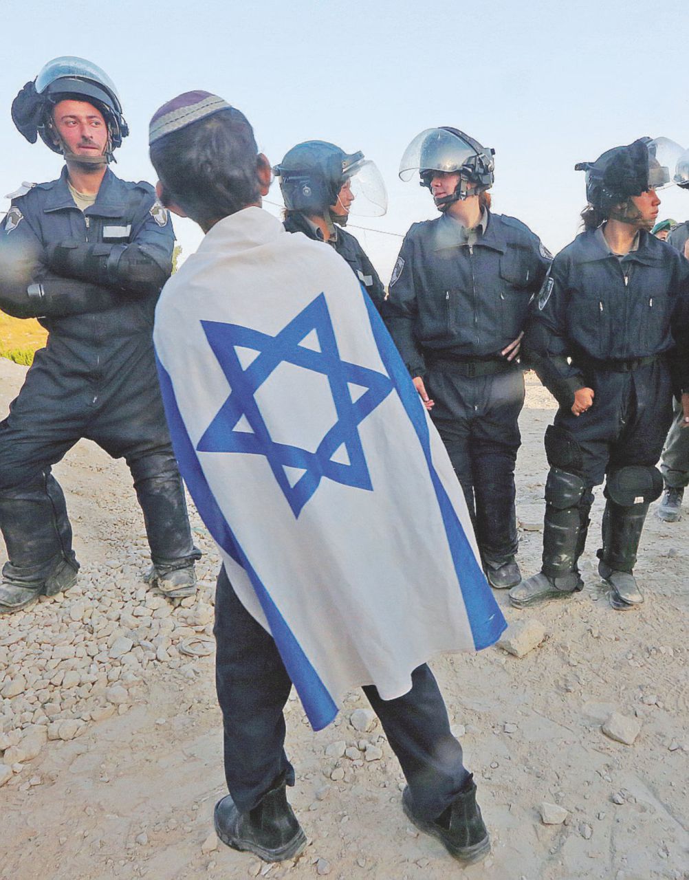 Fratelli contro - Un giovane colono bloccato dalla polizia israeliana - LaPresse Israele tra i coloni, il muro e la pace che non vuole nessuno