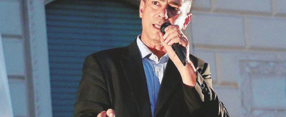 Ex vice- questore - Angelo Casto, già poliziotto, è diventato sindaco di Nettuno a giugno col M5S - Ansa Il settimanale, il dem e il “monnezzaro” contro il sindaco-poliziotto di Nettuno