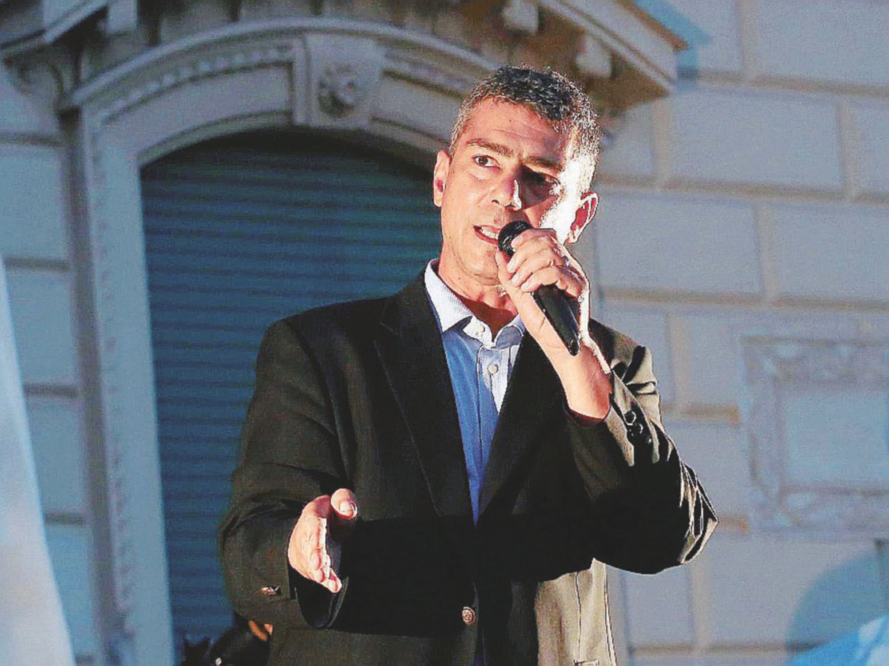 Ex vice- questore - Angelo Casto, già poliziotto, è diventato sindaco di Nettuno a giugno col M5S - Ansa Il settimanale, il dem e il “monnezzaro” contro il sindaco-poliziotto di Nettuno