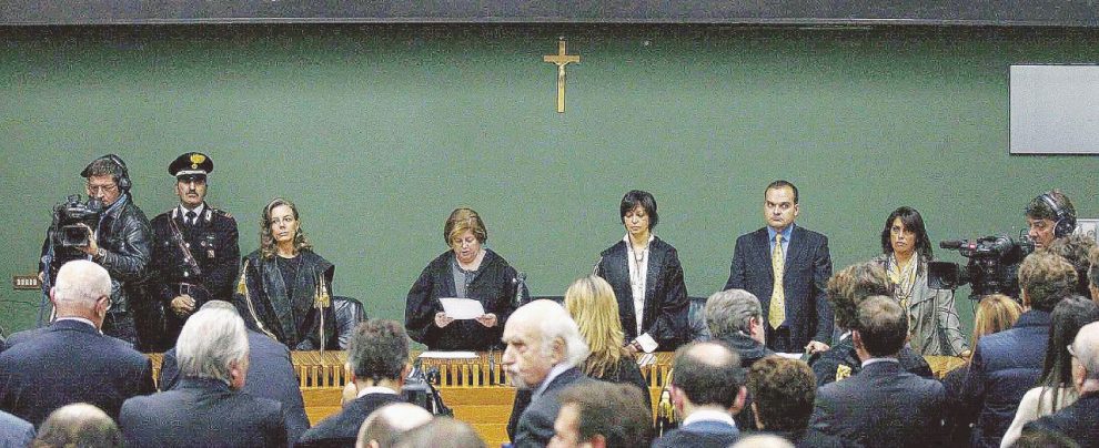 Tutti in aula Vostro Onore. Guida per i processati fra tribunali e malapolitica Tutti in aula Vostro Onore. Guida per i processati fra tribunali e malapolitica