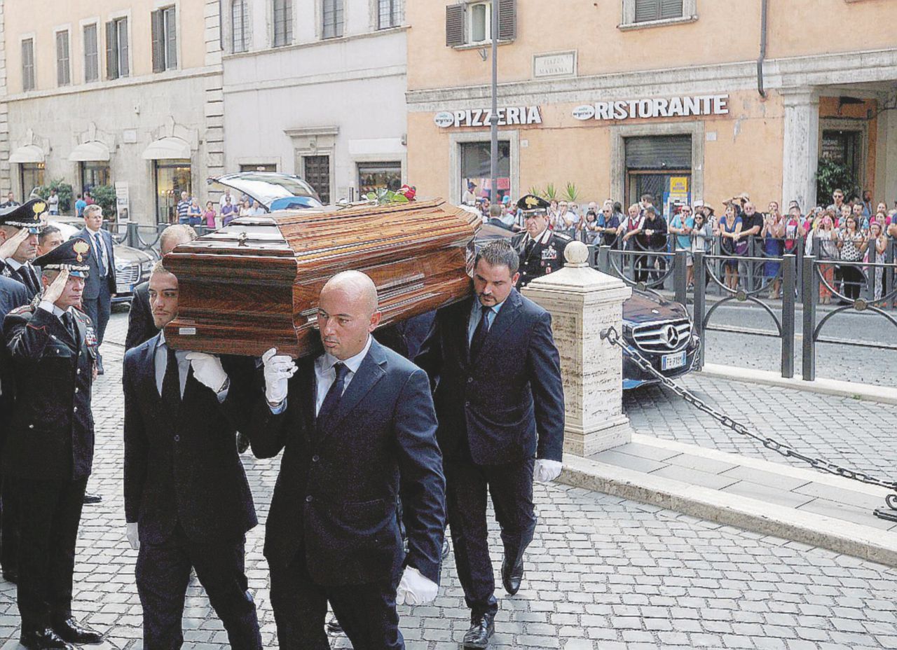 L’arrivo - Il feretro entra a Palazzo Madama Tutti in fila, l’addio al Presidente
