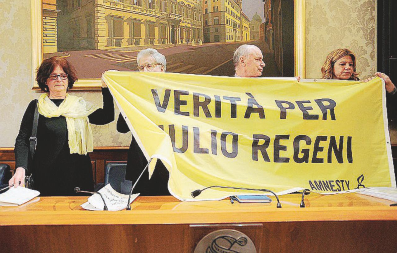 La famiglia di Giulio Regeni e la sindacalista Hoda Kamel, amica del ricercatore ucciso al Cairo - LaPresse La sindacalista Kamel: “Il Cairo alla ricerca di un capro espiatorio”