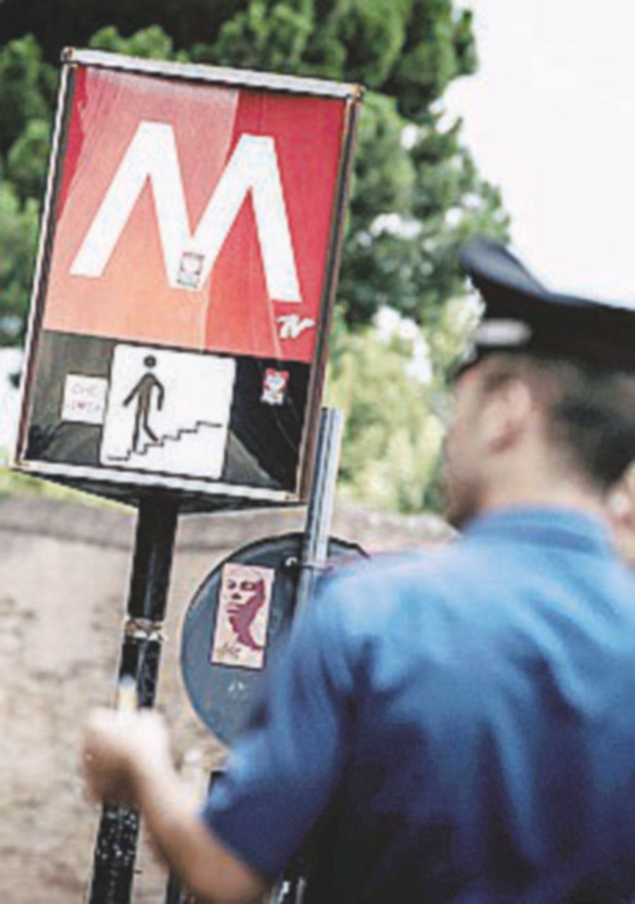 Dice :“Non si fuma”, lo pestano in metro. È in prognosi riservata Dice :“Non si fuma”, lo pestano in metro. È in prognosi riservata