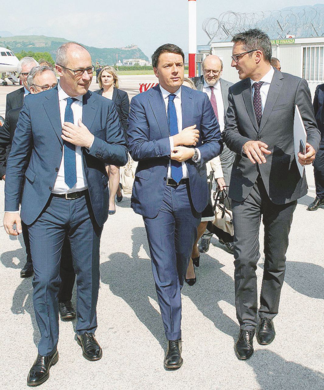 Renzi coi presidenti Rossi (Trento) e Kompatscher (Bolzano) - Ansa Südtirol, via i nomi italiani dai monti: basta uno Ja (già Sì)
