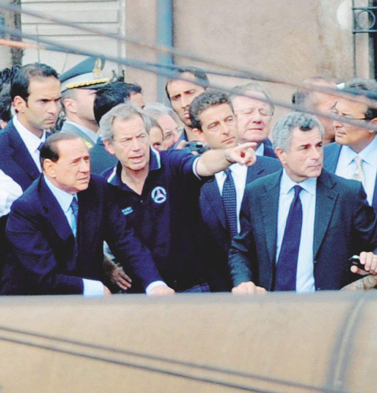 Berlusconi, Bertolaso e Moretti dopo il disastro - Ansa - Viareggio, strage ferroviaria Chiesti 16 anni per Moretti