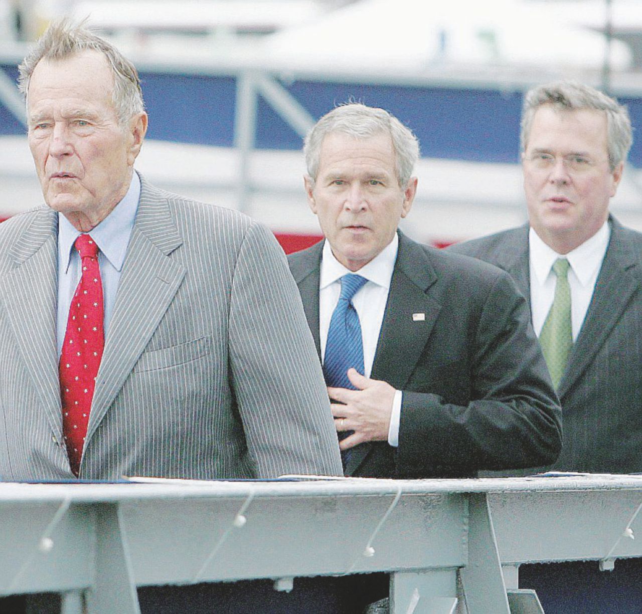 G eorge H. W. Bush con i figli George e Jeb - Ansa Perfino Bush contro Trump. “Nell’urna sceglierà Hillary”