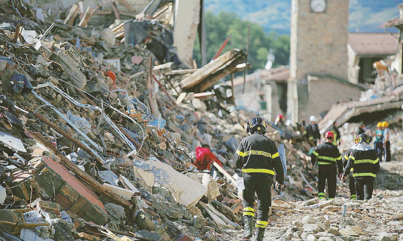 Sopralluogo dei pompieri ad Amatrice dopo il sisma del 24 agosto - LaPresse Amatrice, quelli che restano. “Dateci container e stalle”