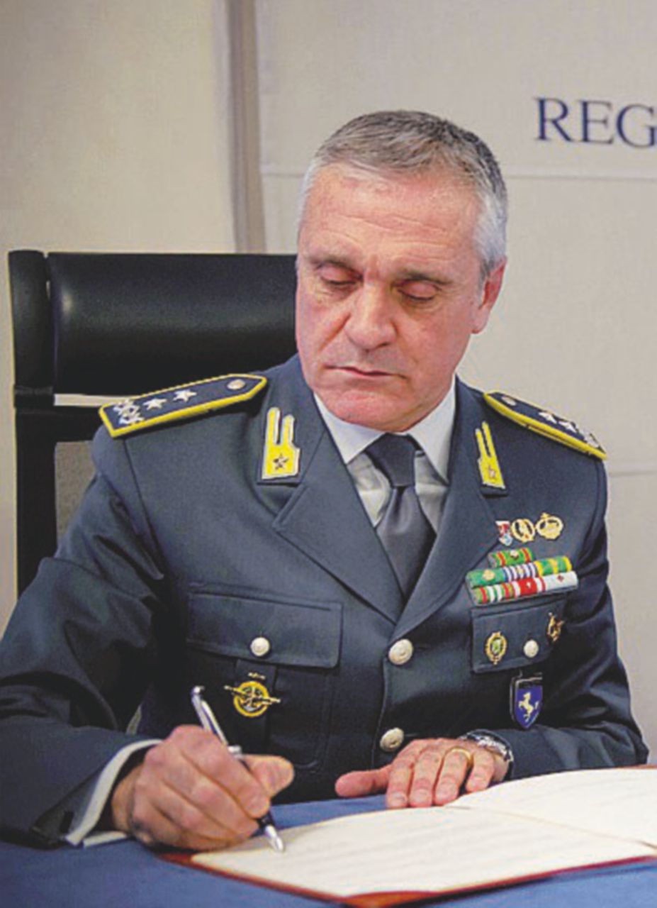 Il generale Giuseppe Mango - Ansa Pizzini anonimi, dossier e intercettazioni. I veleni della Guardia di finanza