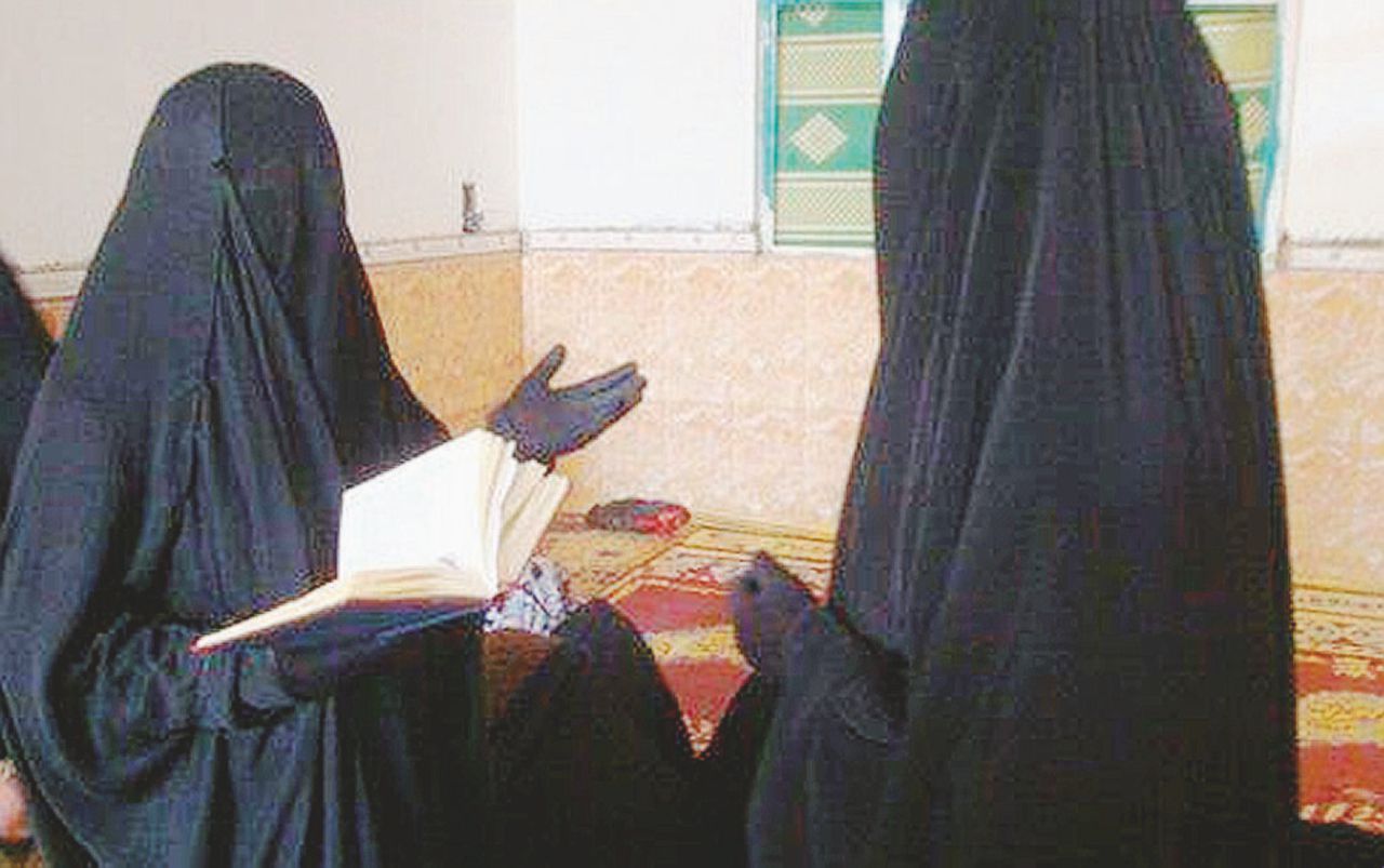 Due donne indossano il burka 466: risponde il facilitatore per tutti i foreign fighters