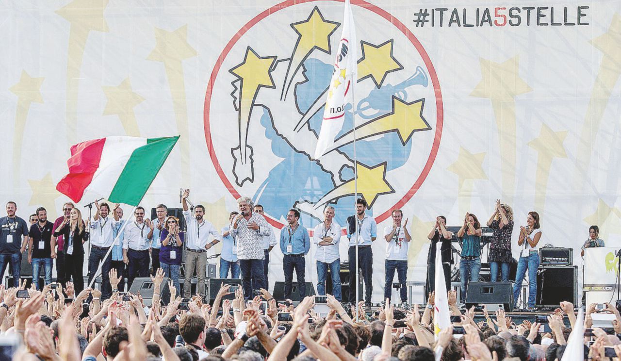 Duri e puri? - Beppe Grillo con gli eletti dei 5 Stelle a Roma nel 2014: all’epoca non si parlava di alleanze - Ansa La svolta grillina sul sistema elettorale: sì alle alleanze oppure mai a Palazzo Chigi