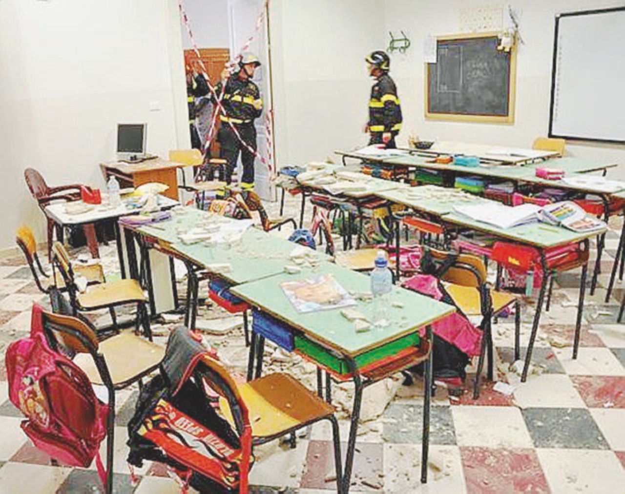 Copertina di “Una scuola su tre è a rischio terremoto”