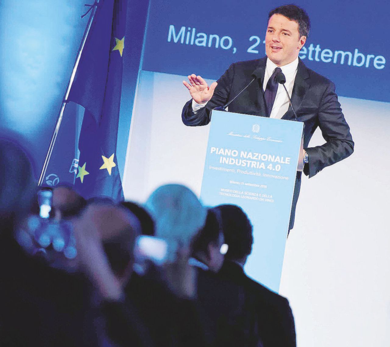 La passerella - Matteo Renzi alla presentazione del Piano Nazionale Industria 4.0 a Milano - Ansa Renzi a Milano, in prima fila c’è l’indagato per corruzione