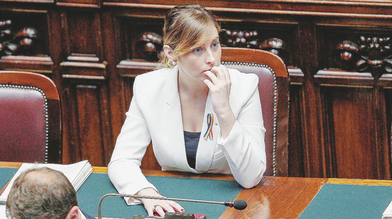 La madrina - La ministra Maria Elena Boschi ha tenuto a battesimo l’Italicum in Parlamento - Ansa Il Pd e il kamasutra della legge elettorale