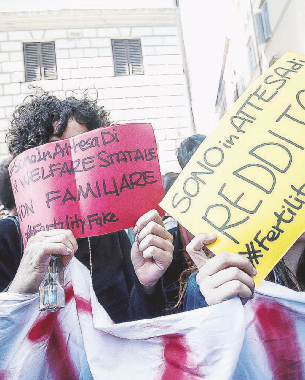 Le proteste all’esterno - Ansa “Errori tecnici” e scaricabarile Lorenzin, lo show continua