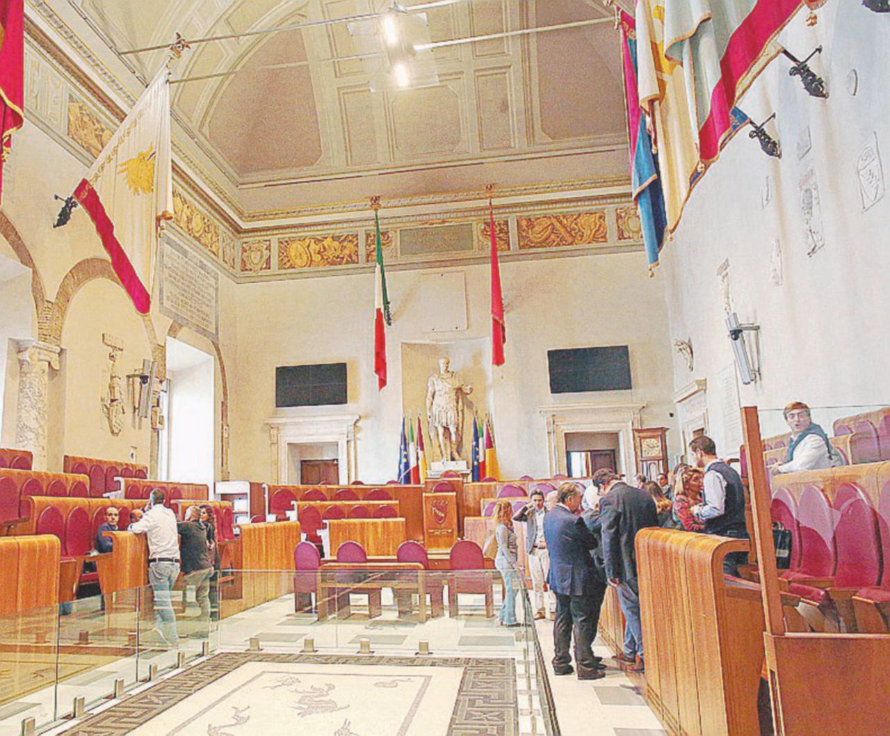 Aula “Giulio Cesare” - È la sala del Campidoglio in cui si tiene il consiglio comunale di Roma - Ansa Sorpresa, la sindaca trova i due assessori. Al Bilancio Tutino, dalla Corte dei conti