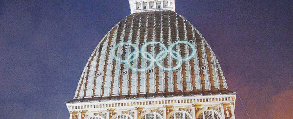 Torino - La facciate della Mole antonelliana illuminata dai 5 cerchi - Ansa Il caso Torino 2006: molti debiti e pochi vantaggi per la città