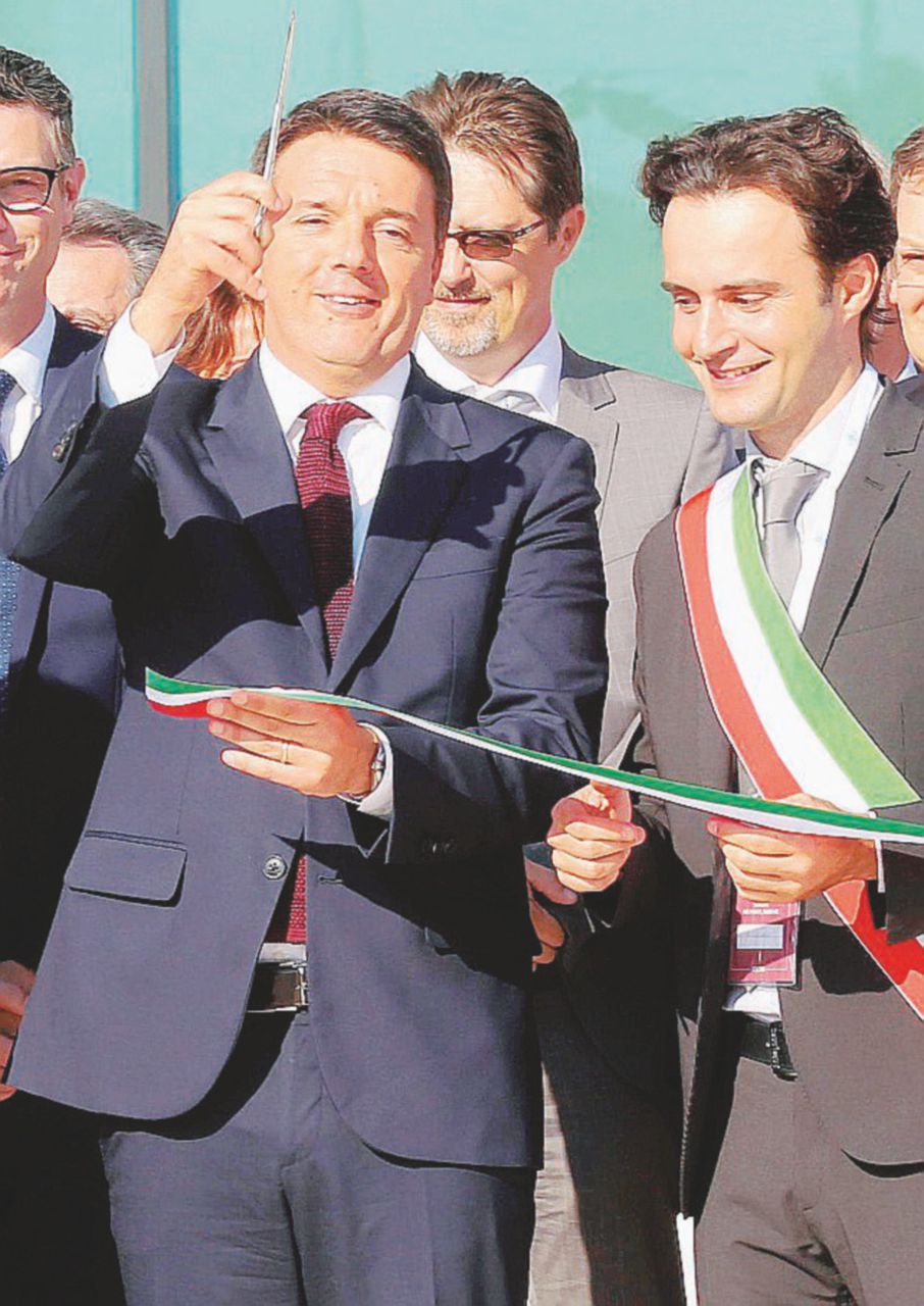 Renzi all’inaugurazione dello stabilimento Philip Morris e Lotti alla cerimonia per Aldo Moro - Ansa Renzi scontenta il Colle. E va al flop Philip Morris