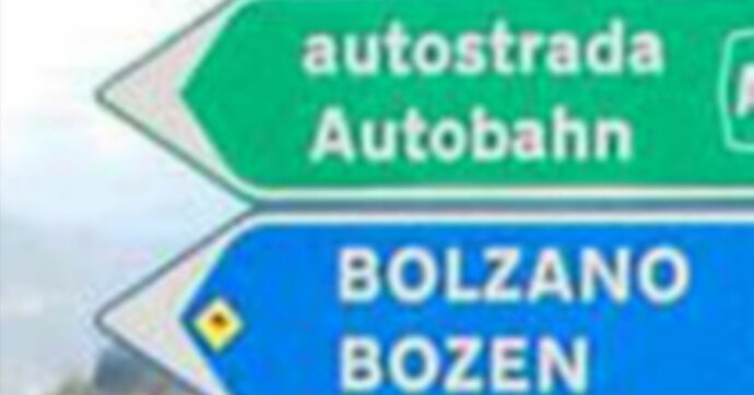 A Bolzano, il sit-in per difendere la segnaletica bilingue