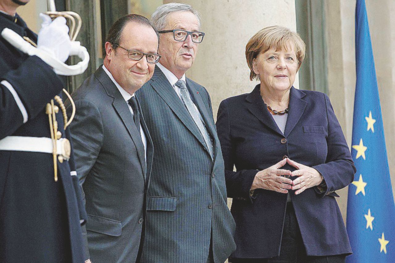 François Hollande, Jean Claude Juncker e Angela Merkel - Ansa Il vertice senza Matteo: l’Italia non ha peso in Ue