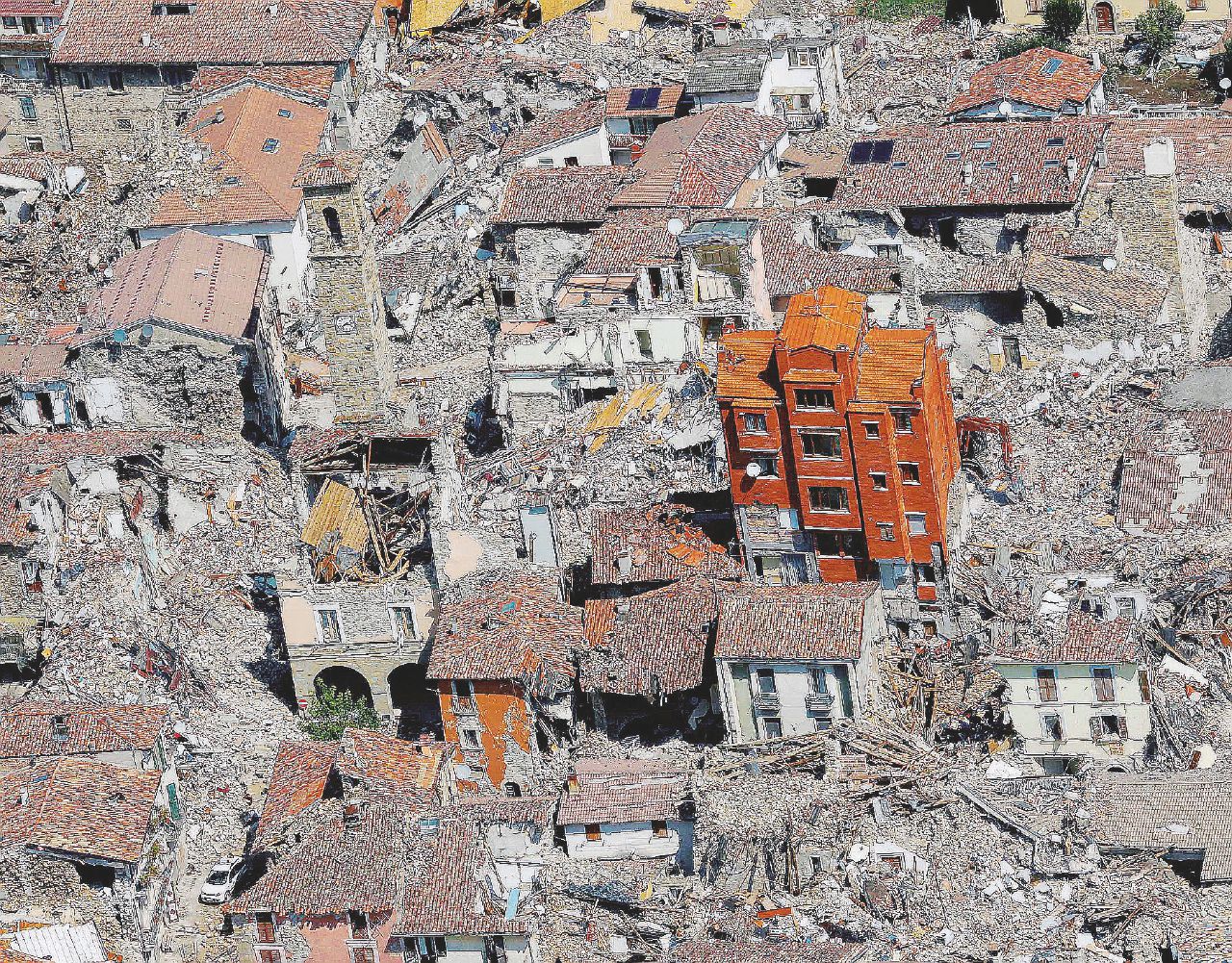 A sinistra, veduta aerea di Amatrice Terremoto, Renzi insiste: “Per i fondi serve l’Europa”