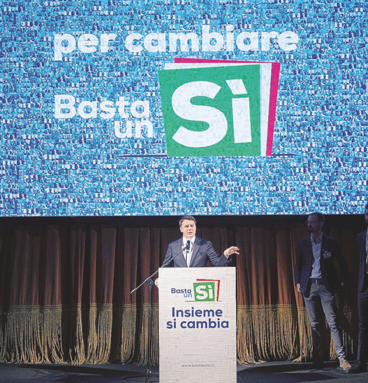 In scena - Matteo Renzi ieri al teatro “Metastasio” di Prato - Ansa D’Alema, Raggi, l’Europa… Renzi vede nemici ovunque