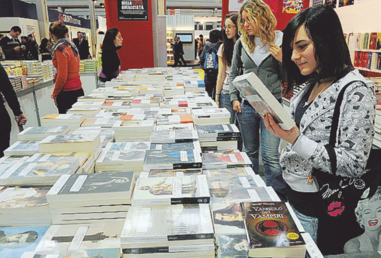 Sì o No - Molte librerie hanno uno scaffale dedicato - Ansa Il referendum sbarca in libreria: decine di titoli sulla “riforma”