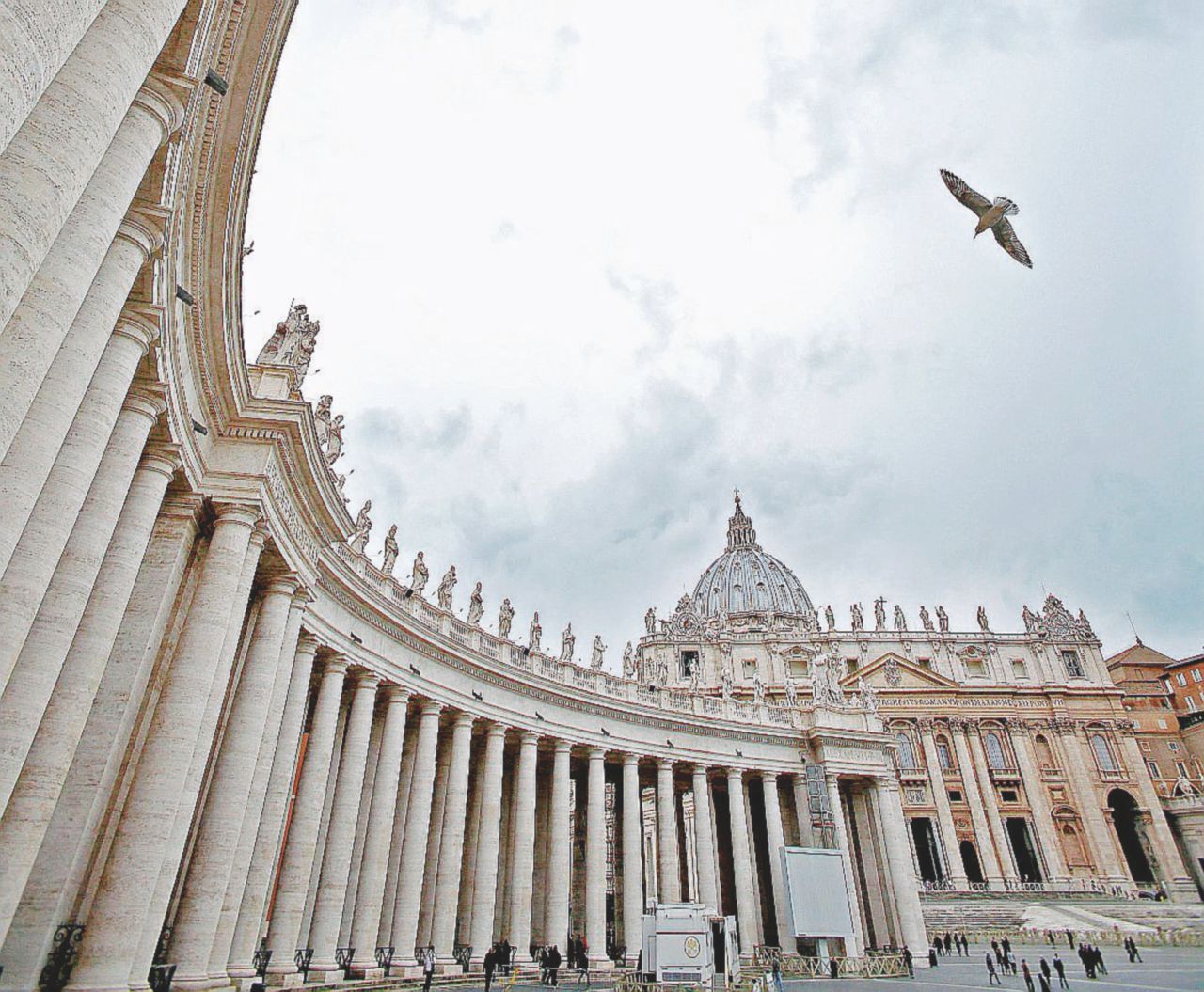 Oltretevere - Lo Ior è la banca che opera in Vaticano. Per il pm per 40 anni è stata abusiva - Ansa Ior, banca abusiva: troppe carte, processo impossibile