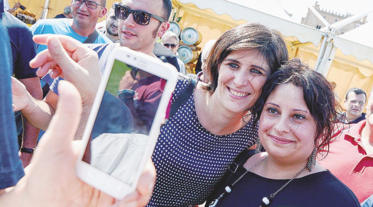 Superstar - In giro per gli stand, in posa per un selfie o pronta per firmare una maglietta: è Chiara Appendino la più richiesta dai militanti 5 Stelle - LaPresse Appendino in trionfo, oggi arriva la Raggi. L’amarezza dei piccoli sindaci: “Che fatica”