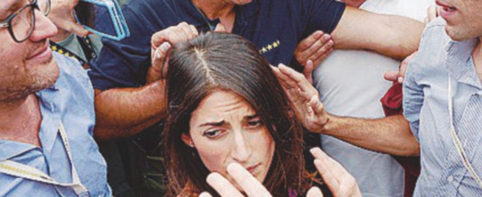 Bagarre - attorno a Raggi - LaPresse Insulti e botte ai cronisti. La brutta pagina del Foro Italico