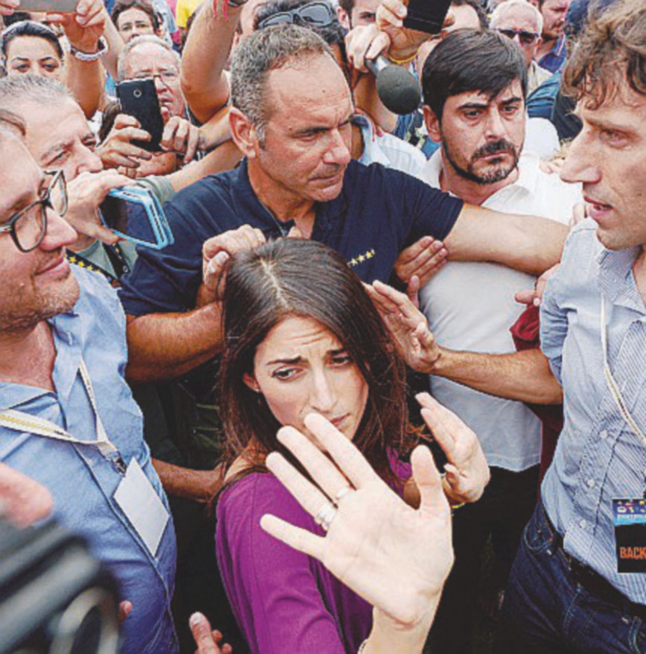 Bagarre - attorno a Raggi - LaPresse Insulti e botte ai cronisti. La brutta pagina del Foro Italico