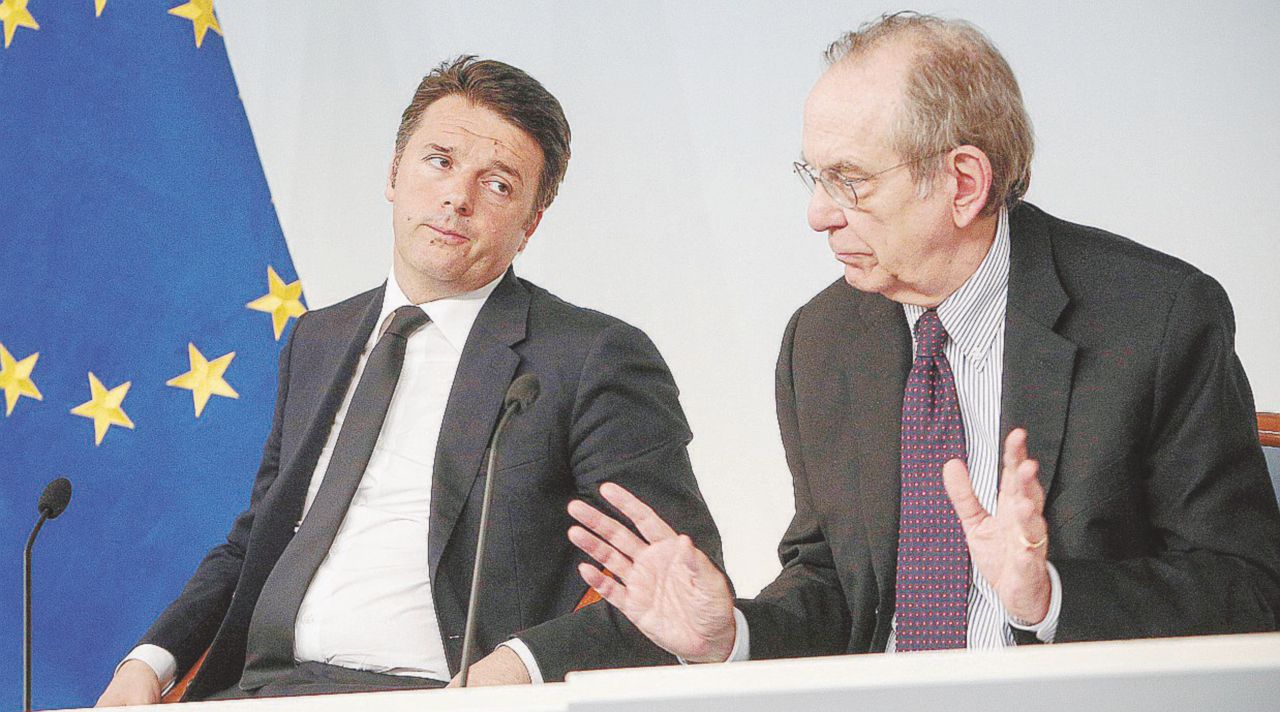 Il premier Matteo Renzi e il suo ministro dell’Economia, Pier Carlo Padoan - Ansa Austera solo un po’ Manovra, tensione tra Renzi e Padoan