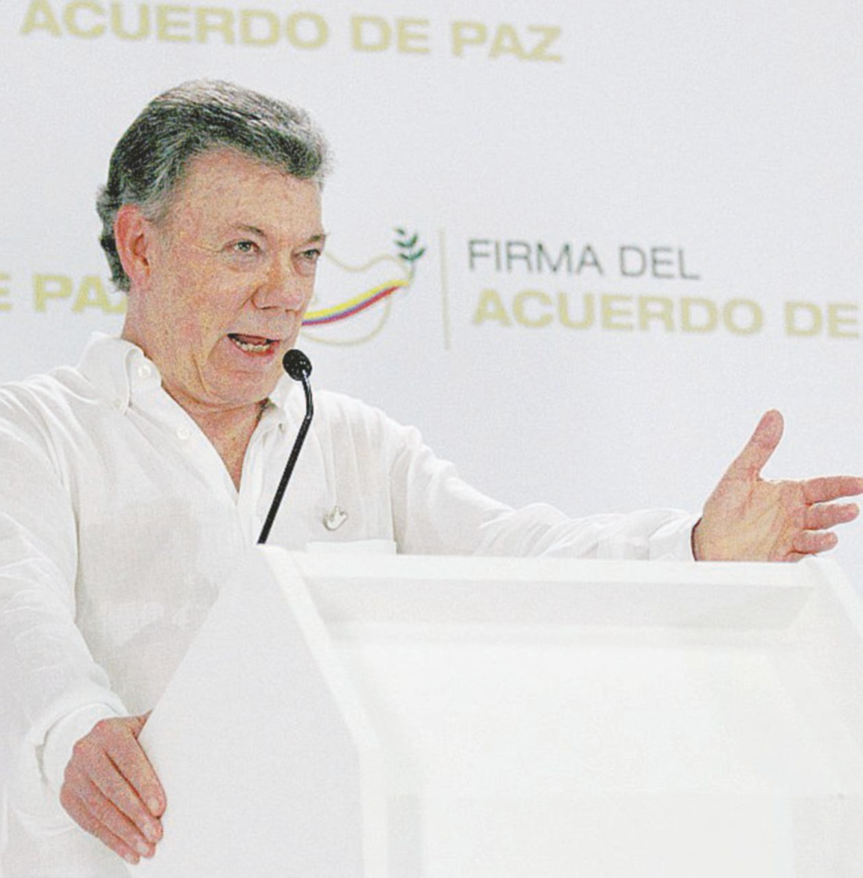 Il presidente Juan M. Santos e il comandante Timoleón J. “Timochenko” - Ansa Giungla addio, il guerrigliero sogna un partito chiamato Farc