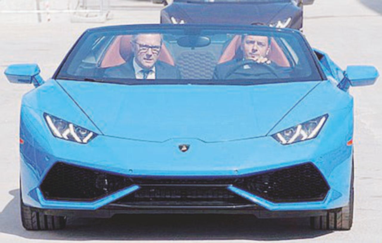Dalla fase Fonzie su “Chi” a quella Frank Underwood su “Vanity Fair”. Infine, l’omaggio motoristico a Merkel Il patriottismo in Volkswagen