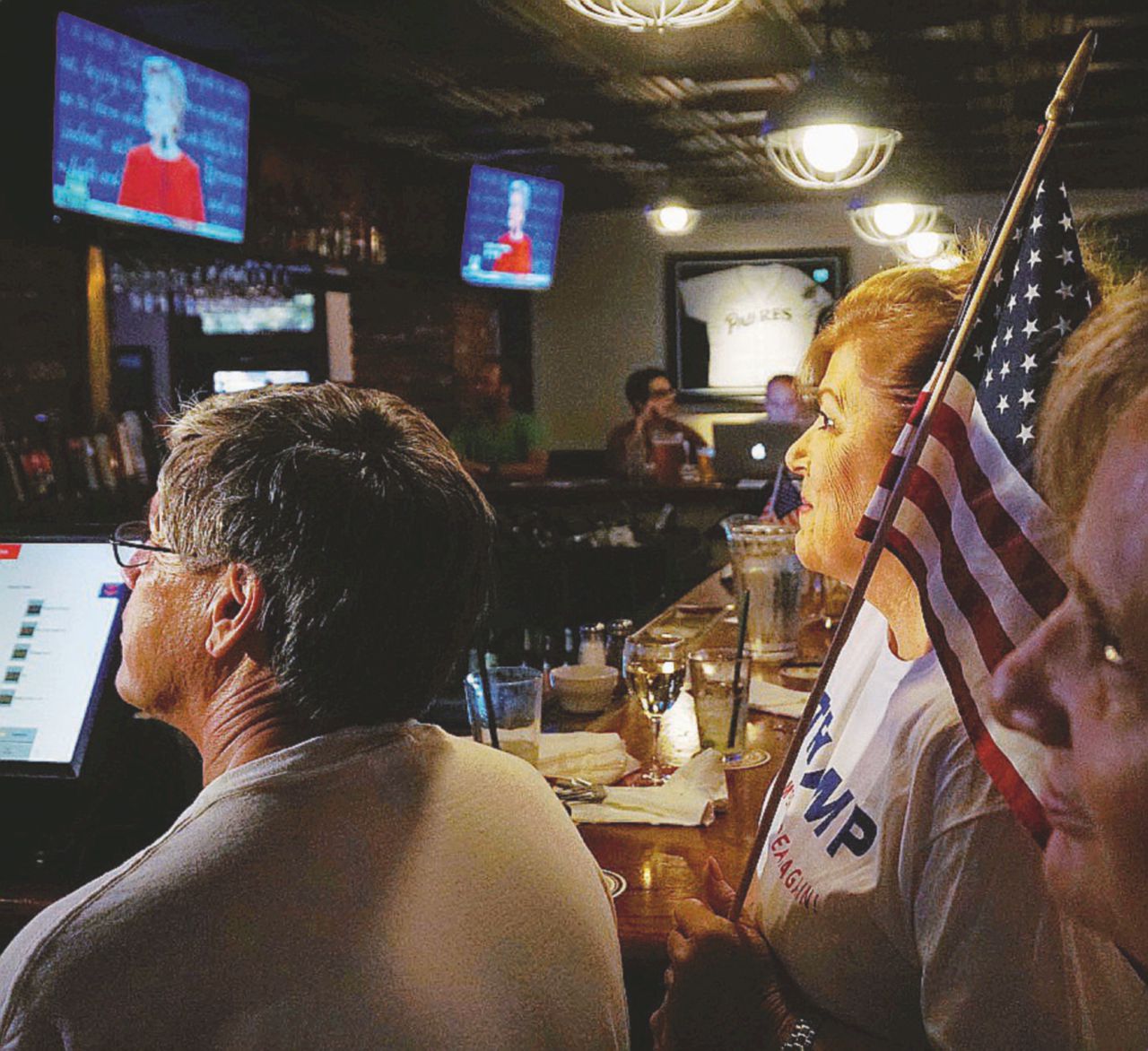 Come una finale - Il dibattito seguito in un bar di San Diego, California - Reuters Hillary fa la maestra e mette l’insufficienza a Donald il Bulletto