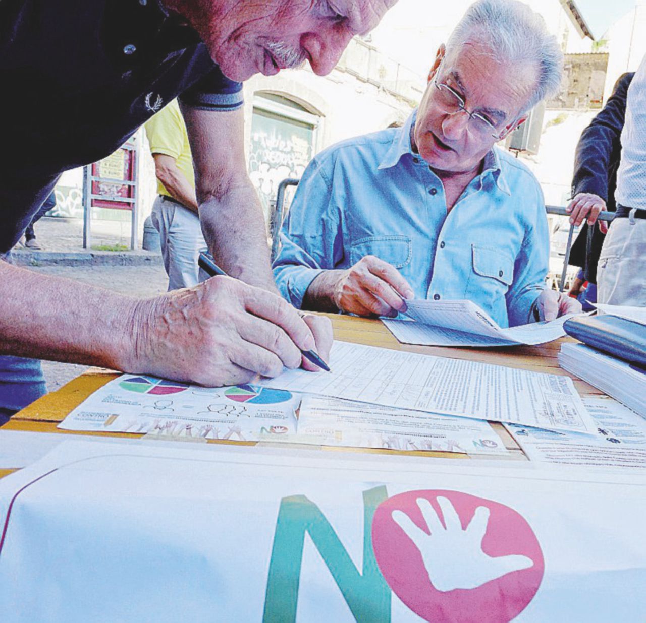 2° tentativo? - Il comitato contro l’Italicum potrebbe raccogliere di nuovo le firme: i quesiti sono ancora validi - Ansa Il No, miglior antidoto all’Italicum