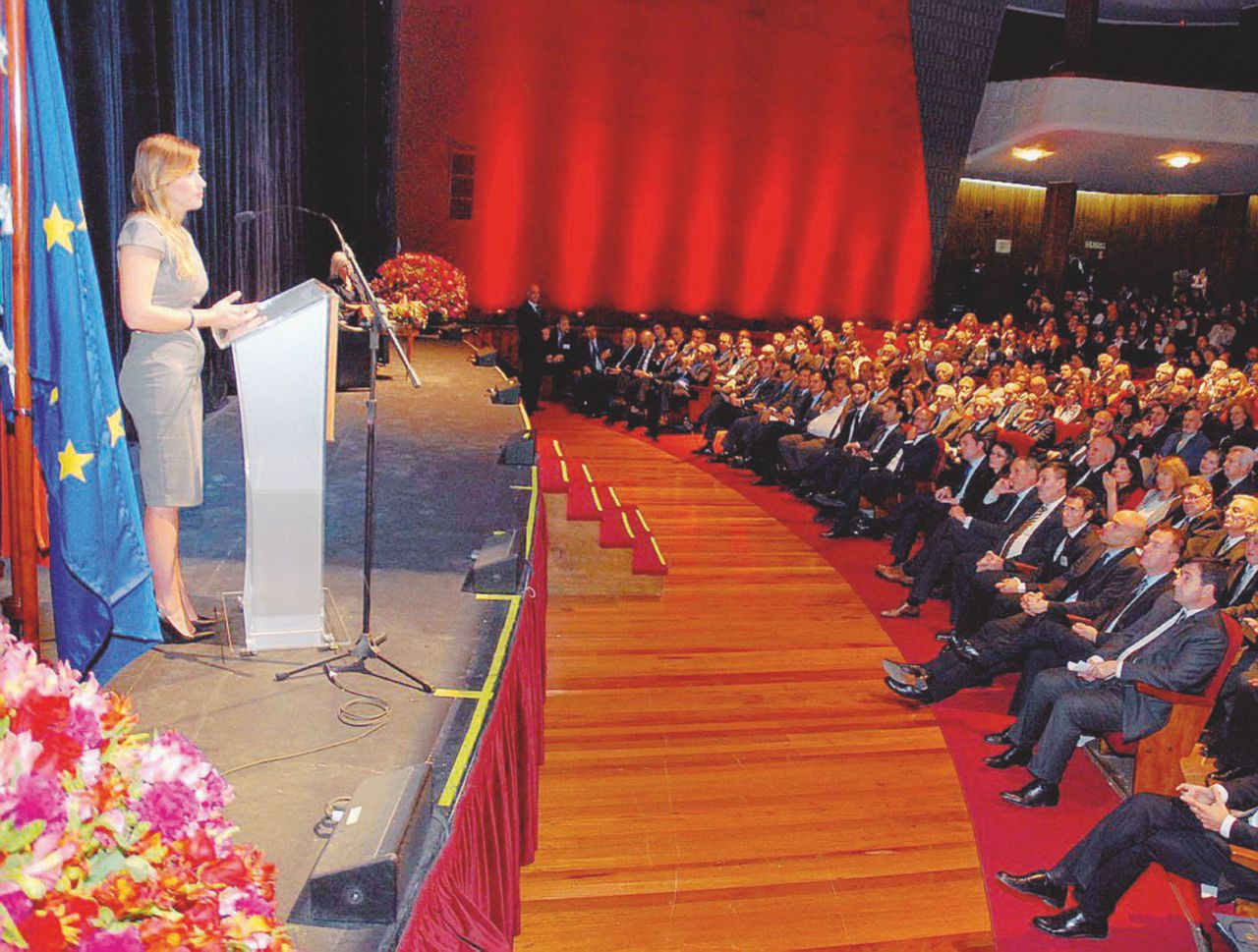 Maria Elena Boschi in un teatro di Buenos Aires - Ansa Boschi in tour col deputato indagato per le spese pazze