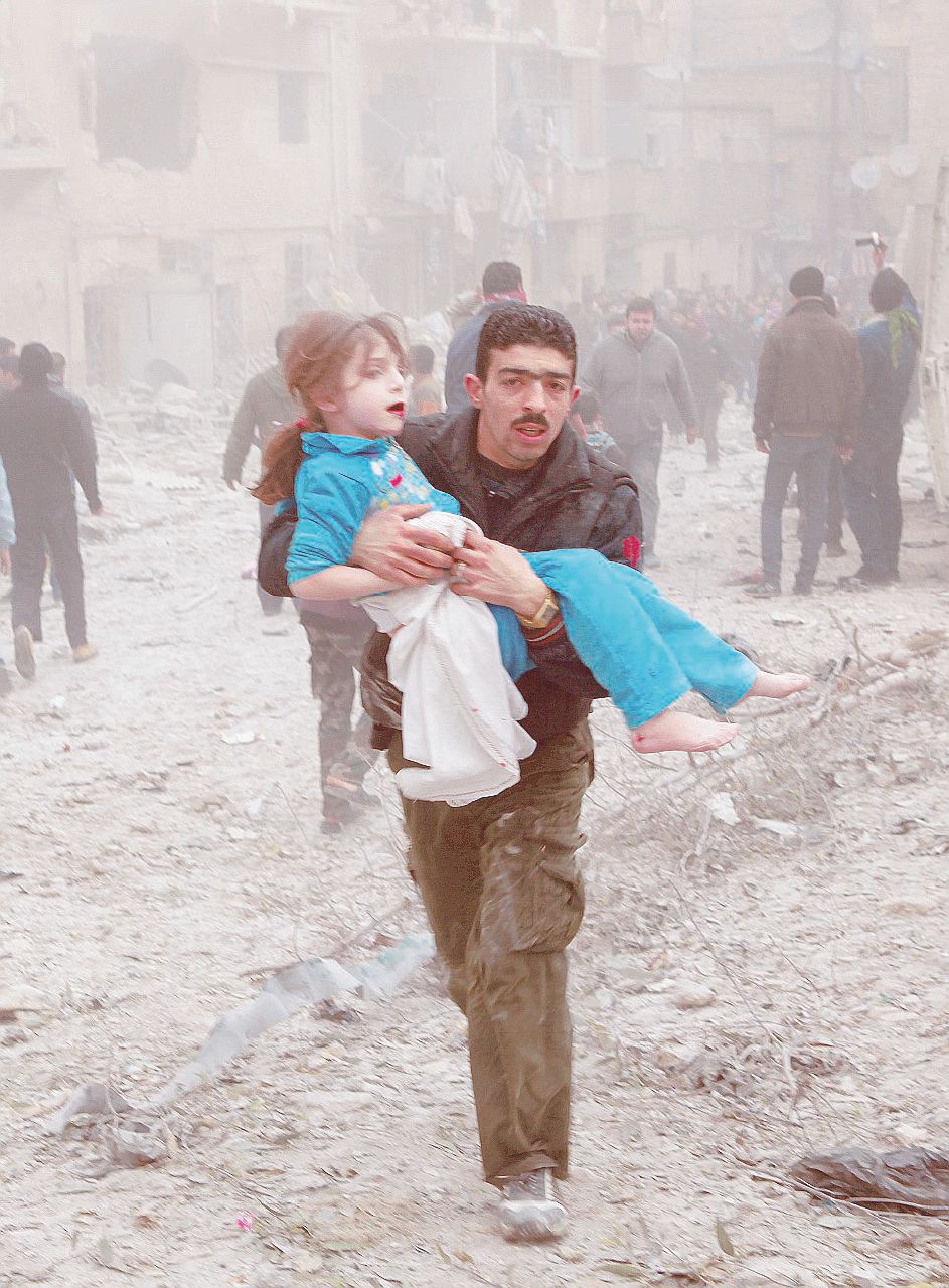 L’inferno - Una bambina estratta dalle macerie dopo un bombardamento - Ansa Il “gioco” dei bambini di Aleppo: vivo, morto, X