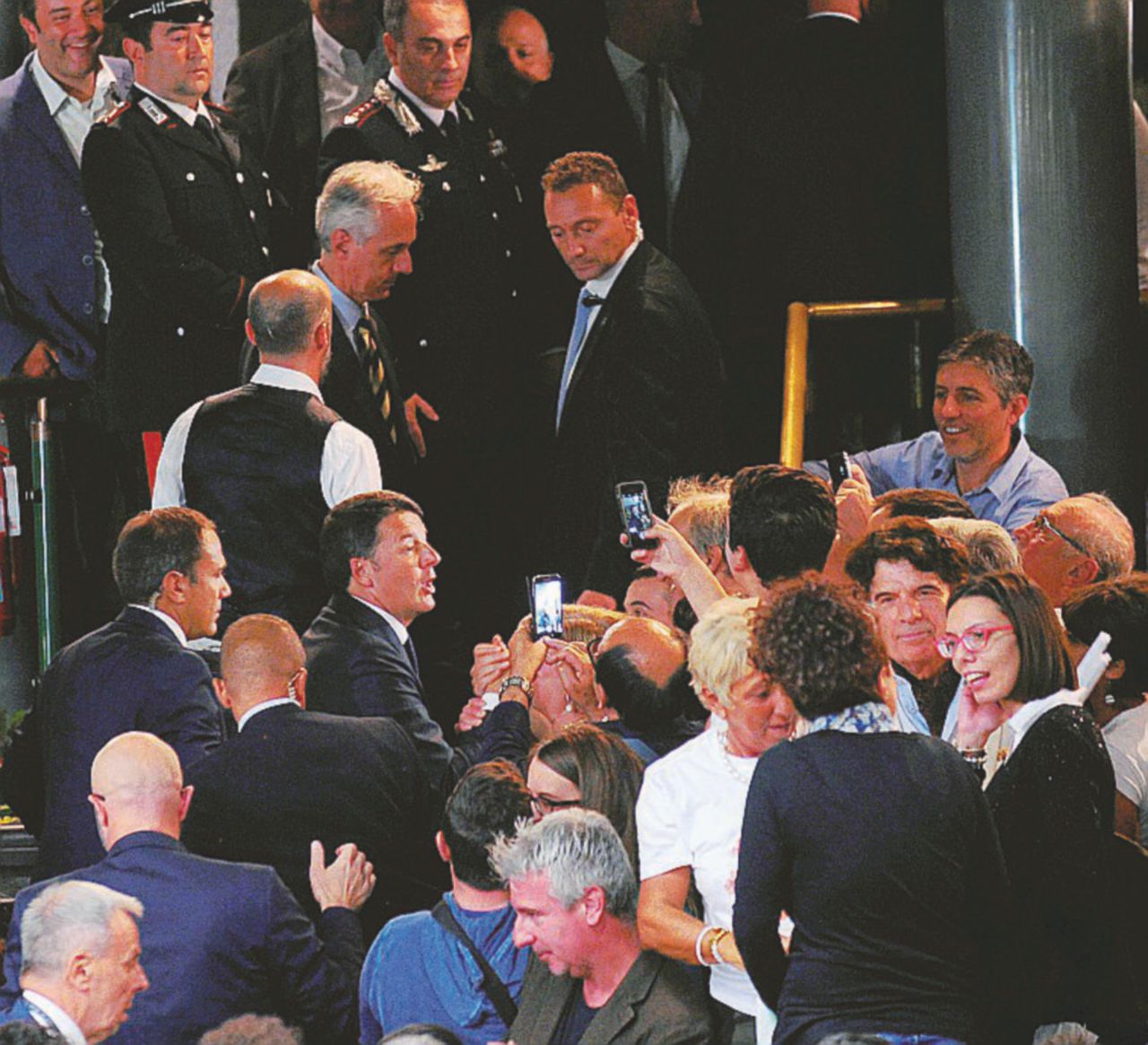 A casa - Matteo Renzi ieri ha (ri) aperto la campagna elettorale per il Sì nella sua Firenze - LaPresse Sala mezza vuota per Renzi a Firenze. Il Sì non funziona