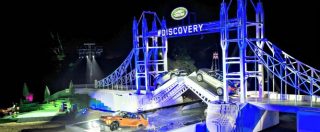 Copertina di Land Rover Discovery, debutta in contemporanea a Parigi e su un ponte di Lego – FOTO